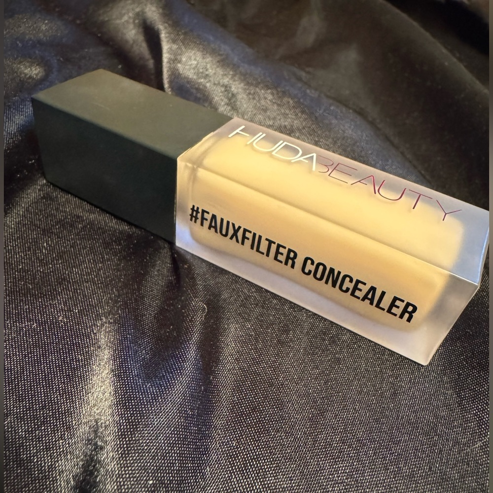 Huda Beauty Faux Filter Concealer
